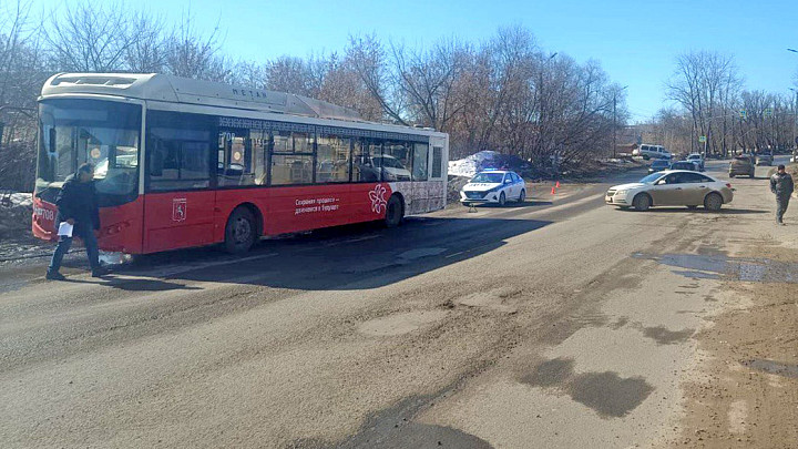 Автобусы муниципального перевозчика таранят легковушки и фуры