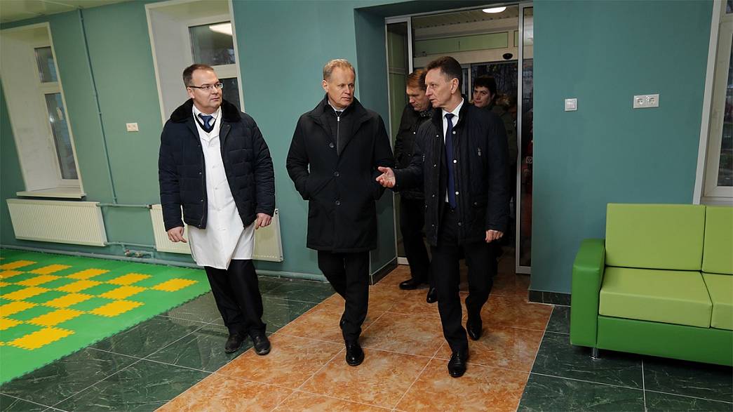 Губернатор Владимирской области занялся дверями и потолками Судогодской детской поликлиники